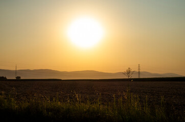 Zachód słońca pagórki pole łąka © Dariusz
