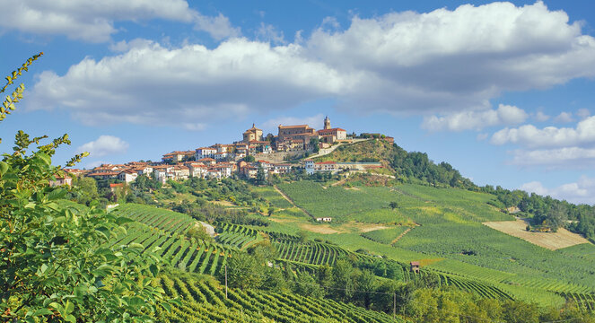 Weinort La Morra nahe Barolo und Asti im Piemont,Italien