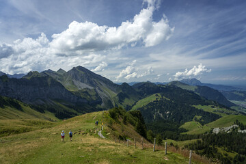 Deux personnes faisant une randonnée dans les Alpes Suisse