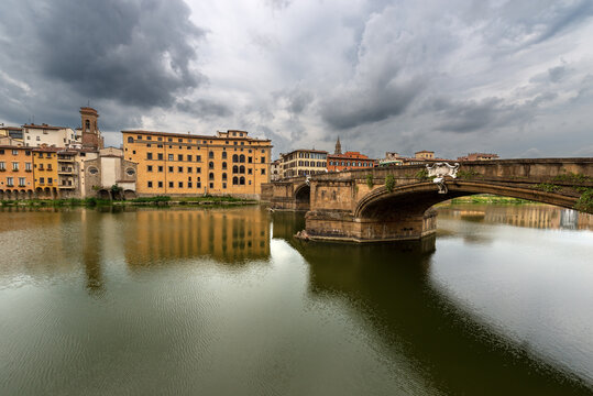 Florence, Ponte Santa Trinita (Ancient bridge, XVI century) and the River Arno, UNESCO world heritage site. Tuscany, Italy, Europe