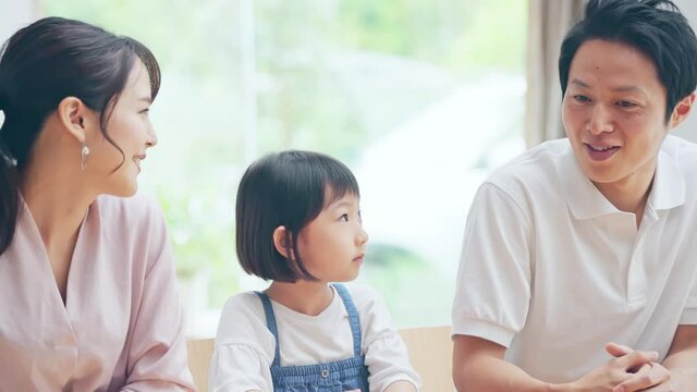 会話する親子　子育てイメージ