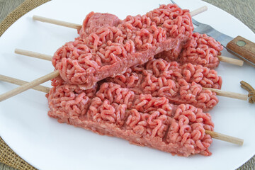 brochette de viande hachée de boeuf cru 