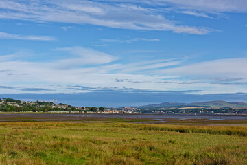 Obraz premium Looking back over the beginning of Tay Heath towards the small town of Tayport and Brought Ferry across the Tay Estuary at Low Tide.
