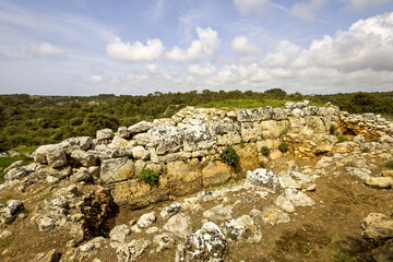 Fototapeta na wymiar Navetiforme,poblado talayótico de Son Mercer de Baix(s.XII a.c.). Menorca. Baleares.España.
