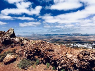 Skalisto pustynny krajobraz Lanzarote - obrazy, fototapety, plakaty
