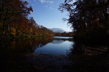 Obraz premium Beautiful lake reflection in autumn landscape at Northern Alps of Japan, Otari, Nagano