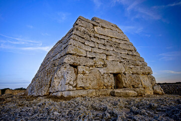 Fototapeta na wymiar Naveta des Tudons,monumento funerario colectivo (1000 a.c.). Ciutadella.Menorca.Islas Baleares.España.