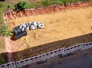Rohre auf einer Baustelle Tiefbau Straßenbau