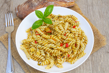 salade de pâtes froides aux légumes et curry