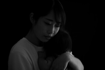 子育てに悩む母親