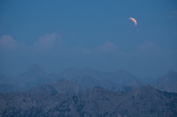 Blutmond über den Alpen