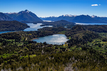 Naklejka na ściany i meble Die Aussicht vom Carro Campanario bei Bariloche (Argentinien) auf den Nahuel-Huapi-See und die Anden