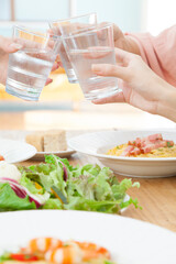 乾杯する女性の手元