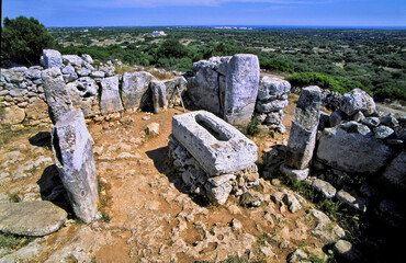 Poblado talaiótico de Torre d'en Gaumes(Edad de bronce).Santuario con Taula derruida (sXIV a.C.).Menorca.Baleares.España. © Tolo
