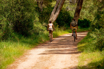 Ciclistas en el Cami de Cavalls.Bahia de Fornells.Menorca.Reserva de la Bioesfera.Illes Balears.España.