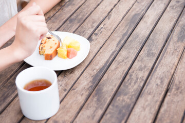 カフェでケーキを食べる女性の手元