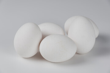 Fünf weiße Eier auf einem hellen Hintergrund