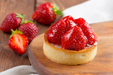 Mini tart with strawberries close up. Berry dessert - obrazy, fototapety, plakaty