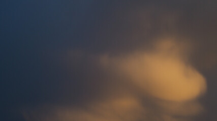 Beau ciel crémeux à l'arrière d'un cumulonimbus, en hiver