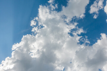 Wolken am blauen Himmel