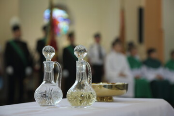 Ampułki przygotowane na stoliku z darami ofiarnymi podczas Eucharystii - obrazy, fototapety, plakaty