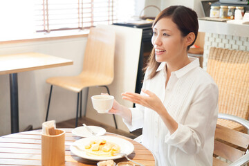 カフェでパンケーキを食べる女性