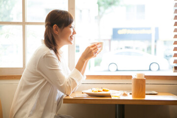 カフェでコーヒーを飲む女性