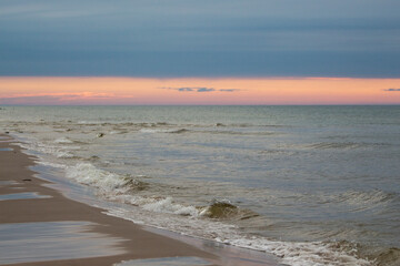 Piękny widok nad morzem. Zachód słońca. Polska. Morze Bałtyckie