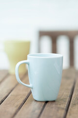テーブルの上のマグカップ