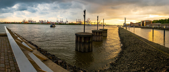 Blick vom Dockland Richtung Hafen