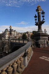 Fototapeta na wymiar Romantisches Amsterdam; Blauwbrug und Amstelufer