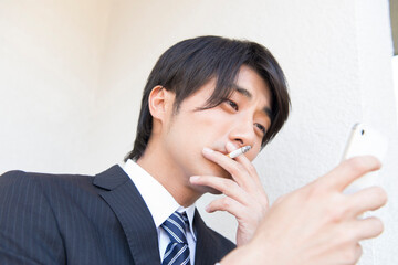 喫煙するビジネスマン