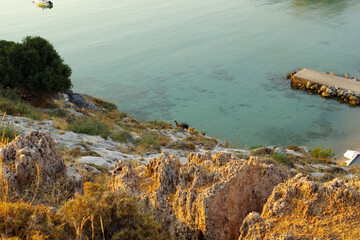 Couleurs dorées du petit matin sur l'île de Rhodes