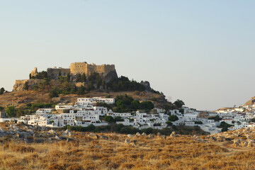 Vue sur le village de Lindos et son acropole au-dessus du rocher
