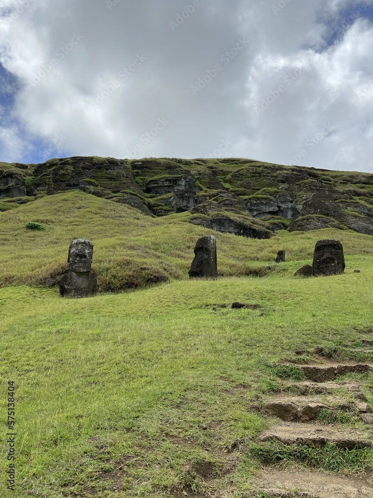 Poster Moaïs sur la pente du volcan Rano Raraku à l'île de Pâques	