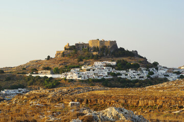 Vue sur le village de Lindos et son acropole au-dessus du rocher