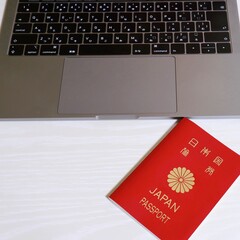 日本のパスポートとパソコン