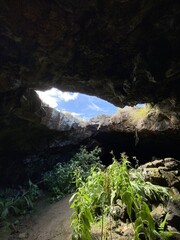 Puits de lumière dans une grotte à l'île de Pâques