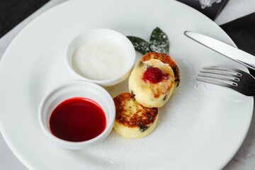 Cheesecakes with sour cream and jam. Decorated with mint