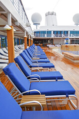 Elegante Balkon- oder Loungemöbel auf Pooldeck von Kreuzfahrtschiff - Deck chairs and sun loungers...