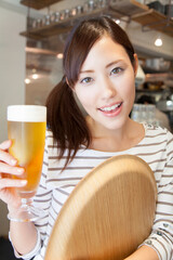 ビールを出す店員