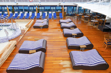 Elegante Balkon- oder Loungemöbel auf Pooldeck von Kreuzfahrtschiff - Deck chairs and sun loungers...
