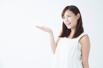 案内する女性