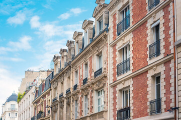 Fototapeta na wymiar Old-fashioned building in Paris, Europe