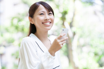 携帯メールをする女性