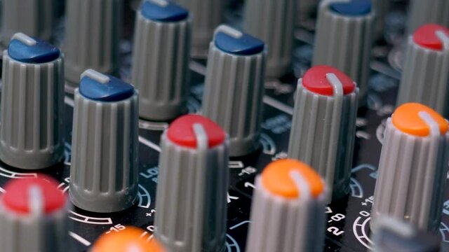 Boutons de gain d'une console de mixage 