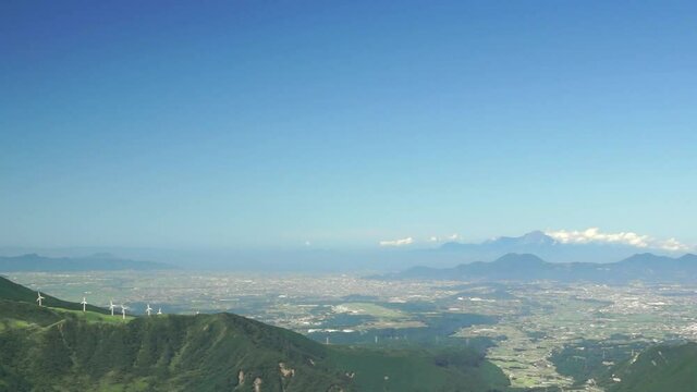 阿蘇杵島岳からみえる風力発電所と雲仙普賢岳