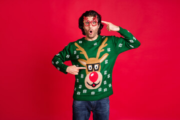 Portrait of his he nice attractive amazed stunned cheerful cheery childish guy demonstrating specs Eve Noel occasion decoration isolated bright vivid shine vibrant red color background