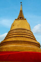 Naklejka premium Golden Pagoda at Golden Mount Temple at Bangkok