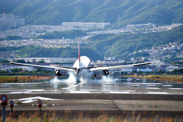 大阪空港を飛び立つ飛行機